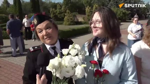 La complexul memorial „Capul de pod Șerpeni”, locuitorii țării au fost felicitați cu ocazia Zilei eliberării de sub ocupația fascistă de către artista emerită a Republicii Moldova, Natalia Barabanșcikova - Sputnik Moldova