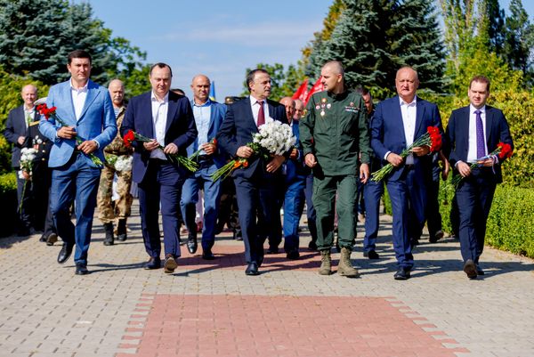 Депутаты-социалисты Владимир Односталко и Влад Батрынча вместе с экс-премьером Василием Тарлевым, главой комитета "Победа" Алексеем Петровичем и пятым президентом РМ Игорем Додоном и Временным поверенным в делах РФ в Молдове Айратом Абдуллиным. - Sputnik Молдова