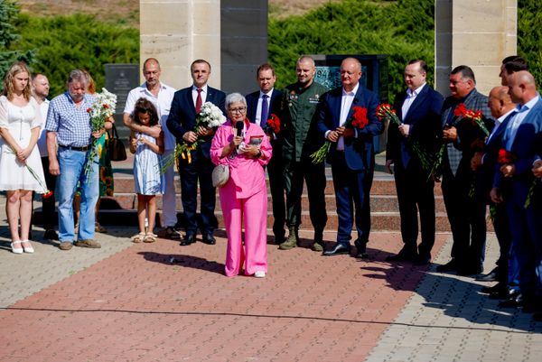Роза Ескандирова приехала в Молдову из Казахстана. Поисковое движение Молдовы помогло установить место гибели и захоронения ее дяди, старшего сержанта Жакыпа (Якуба) Махмутова, пропавшего без вести в 1944 году в районе села Кошница. - Sputnik Молдова