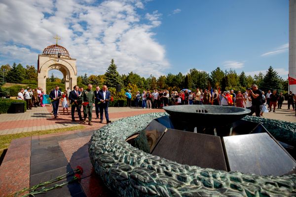 Вечный огонь на мемориале.  - Sputnik Молдова