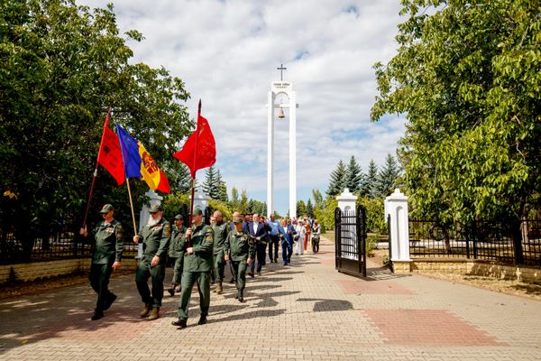 Вторая часть мероприятия прошла у воинских захоронений на мемориале "Шерпенский плацдарм".  - Sputnik Молдова