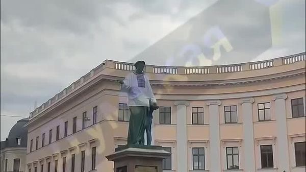 В Одессе активисты-националисты в очередной раз надели свою «вышиванку» на статую основателя города Дюка де Ришелье - Sputnik Молдова