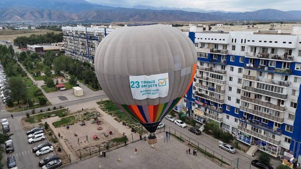 Un kazah a venit la alegerile pentru noul parlament unicameral al țării cu un balon cu aer cald de dimensiuni impresionante (!) - Sputnik Moldova