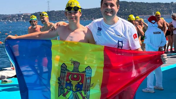 Premierul Vasile Tofan a traversat astăzi înot strâmtoarea Bosfor, împreună cu fiul său de 14 ani - Sputnik Moldova