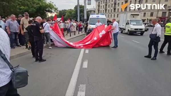Участники шествия в Кишинёве готовятся к началу марша, посвящённого 82-й годовщине освобождения Молдовы от фашистской оккупации - Sputnik Молдова