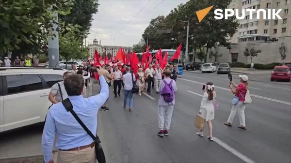 Слава героям-освободителям! Молдова выбирает мир! — скандируют участники шествия, посвящённого 82-й годовщине освобождения Молдовы от фашизма - Sputnik Молдова