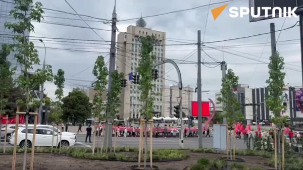 Участники шествия, посвящённого 82-й годовщине освобождения Молдовы от фашизма, поднимаются по Измаиловской улице - Sputnik Молдова