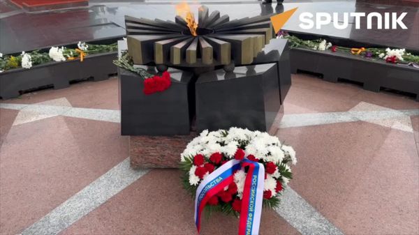 Участники шествия, посвящённого 82-й годовщине освобождения Молдовы от фашизма, прибыли к мемориалу Вечность - Sputnik Молдова