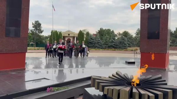 Сотрудники посольства России в Молдове также приняли участие в церемонии возложения цветов, приуроченной к 82-й годовщине освобождения Молдовы от фашистской оккупации - Sputnik Молдова