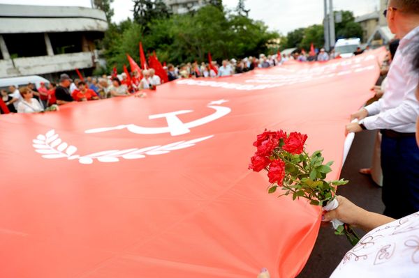 Участники марша растянули огромные баннер с гербом СССР и фразой: "Молдова помнит своих освободителей".  - Sputnik Молдова