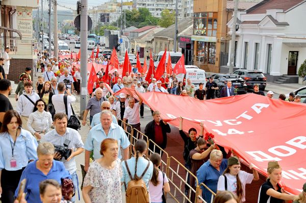 Более тысячи человек приняли участие в шествии - данные организаторов.  - Sputnik Молдова