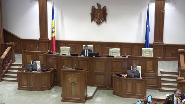 В парламенте Молдовы почтили минутой молчания память героев, павших в боях с нацизмом на молдавской земле - Sputnik Молдова
