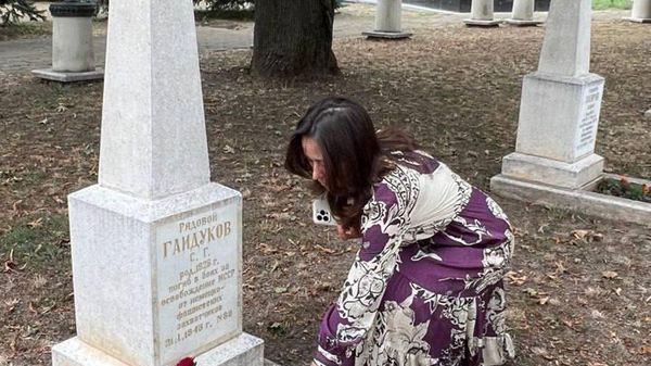 В День освобождения Молдовы от фашистских захватчиков активисты Гражданского конгресса возложили цветы к Вечному огню на Мемориале Вечность в Кишинёве - Sputnik Молдова