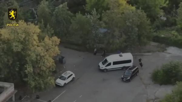 На кладбище в Бельцах во время бандитской сходки в ходе полицейской операции были задержаны 8 человек из группировки Китайца - Sputnik Молдова