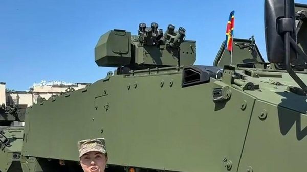 Бронетранспортёр Piranha-5, которые пойдут на военном параде в Кишиневе, до сих пор не обзавелись пулеметами - Sputnik Молдова