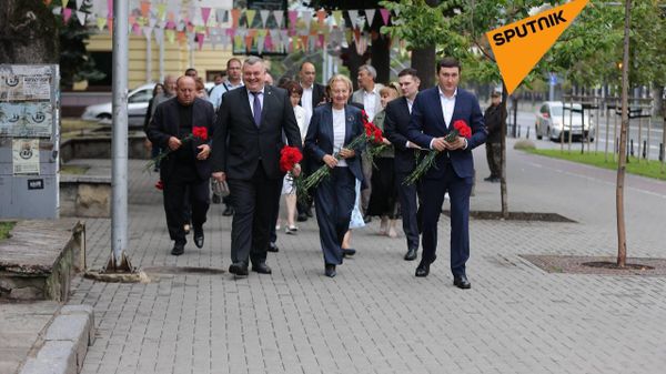 Молдавские социалисты с утра возложили цветы к памятнику Штефану Великому в Кишиневе - Sputnik Молдова