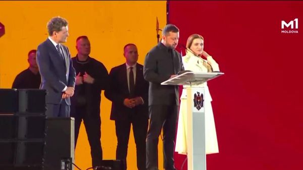 Зеленский изрядно славаукраинил, поздравляя собравшихся на центральной площади Кишинева людей с Днём независимости Молдовы - Sputnik Молдова