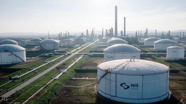Statele Unite au prelungit până la 30 septembrie derogarea de la sancțiuni acordată Serbiei pentru NIS, permițând companiei petroliere, deținută în majoritate de ruși, să continue importul de țiței și exploatarea rafinăriei din Pančevo - Sputnik Moldova