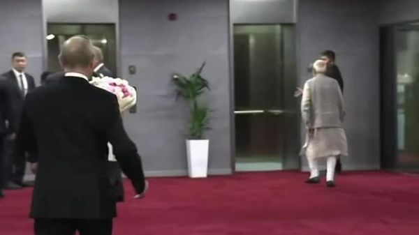 Putin i-a oferit Primei Doamne a Kârgâzstanului, Aigul Japarova, un buchet de flori la Bișkek - Sputnik Moldova
