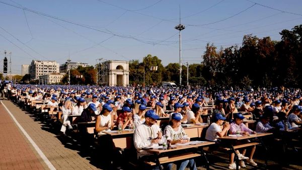 Autoritățile au anunțat că 3500 de persoane au participat azi la cea de-a IV-a ediție a Marii Dictări Naționale, desfășurată la Chișinău și în cel puțin 16 raioane ale țării, cu ocazia Zilei Limbii Române - Sputnik Moldova