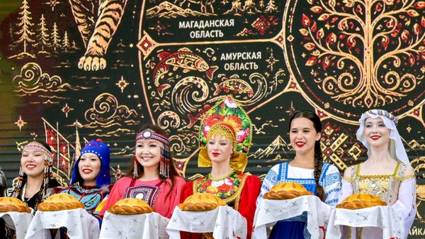 Девушки встречают гостей на открытии выставки Улица Дальнего Востока в рамках ВЭФ-2026 - Sputnik Молдова
