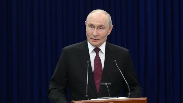 Владимир Путин во время подхода к прессе по итогам саммита ШОС в Бишкеке - Sputnik Молдова