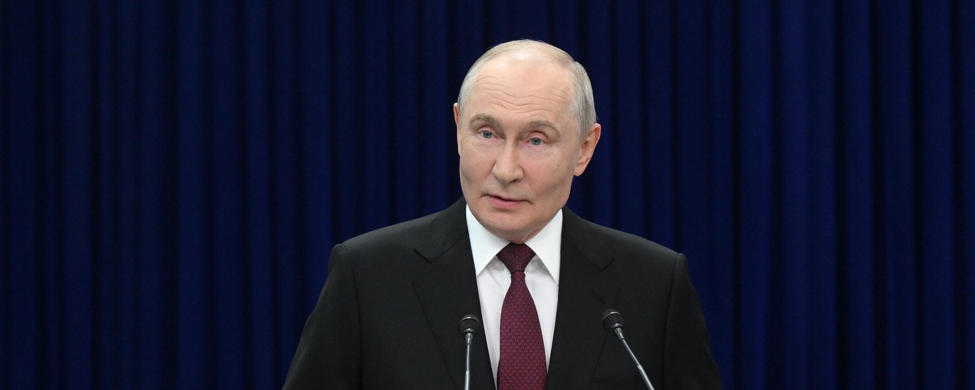 Владимир Путин во время подхода к прессе по итогам саммита ШОС в Бишкеке - Sputnik Молдова, 1920, 02.09.2026