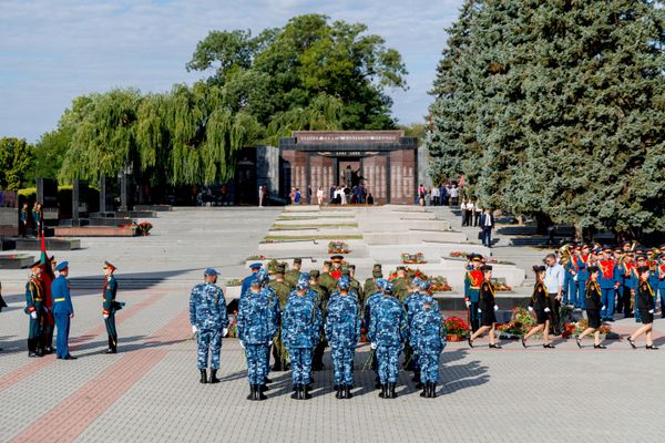 Торжественная программа началась с возложения цветов к могилам павших воинов на Мемориале Славы. - Sputnik Молдова