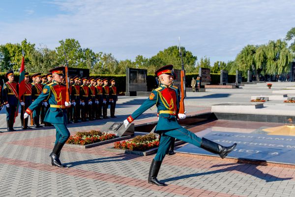 Чеканный шаг и строгая выправка – отличительная черта Роты почетного караула. - Sputnik Молдова