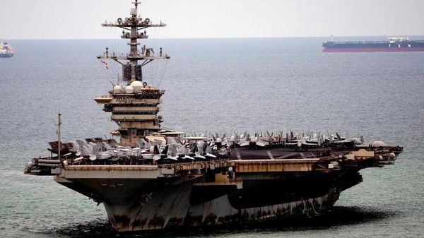 Portavionul USS Abraham Lincoln a sosit în Thailanda într-o stare vizibil deteriorată, prezentând rugină abundentă și vopsea uzată, după 286 de zile petrecute pe mare și luni întregi de operațiuni în Orientul Mijlociu - Sputnik Moldova