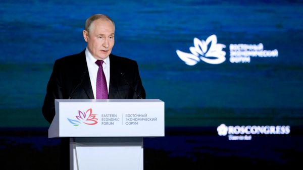 Президент РФ Владимир Путин на пленарной сессии Восточного экономического форума - Sputnik Молдова