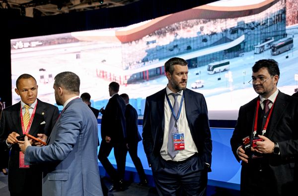 Гости ВЭФ-2026 в последние минуты перед началом пленарного заседания. - Sputnik Молдова