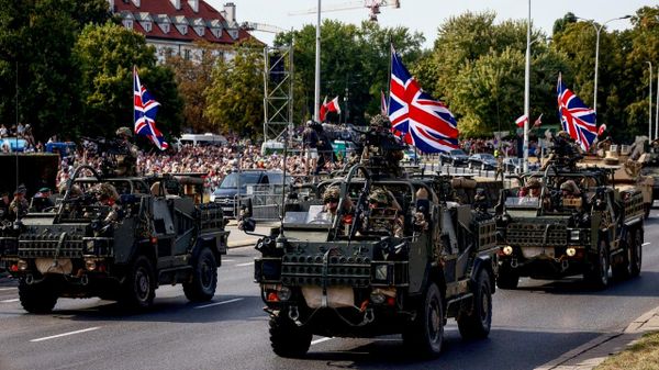 Armata britanică a suspendat mai multe exerciții militare majore pentru a economisi aproximativ 30 de milioane de lire sterline, stârnind îngrijorări cu privire la nivelul de pregătire al forțelor armate - Sputnik Moldova