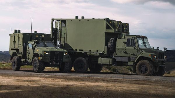 Armata SUA acordă companiei Palantir un contract în valoare de 127 milioane de dolari pentru camioanele TITAN echipate cu inteligență artificială - Sputnik Moldova