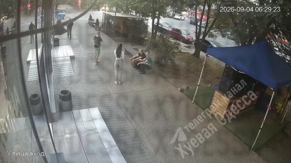 Технологии отлова украинцев выходит на новый уровень: сначала жертву находит людолов в гражданке, становится невзначай рядом и вызывает подмогу - Sputnik Молдова