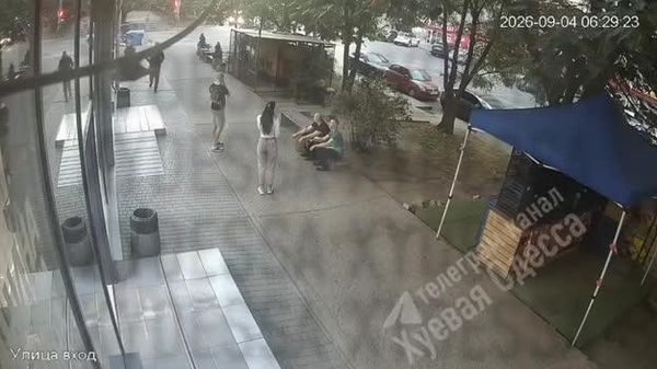 „Tehnologiile” de prindere a ucrainenilor trec la un nou nivel: mai întâi, victima este identificată de un reprezentant al serviciilor de recrutare îmbrăcat în civil, care se așază aparent întâmplător în apropiere și cheamă întăriri - Sputnik Moldova