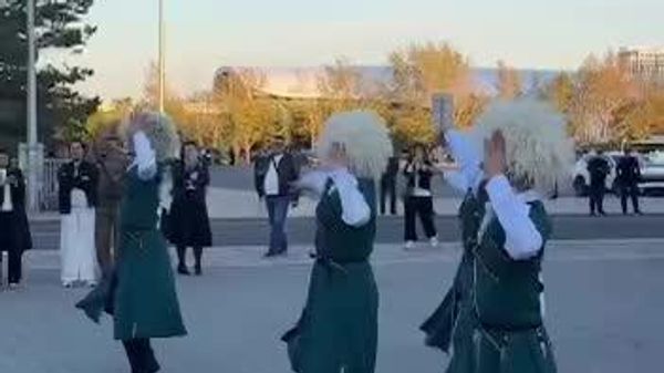 Испанский певец Энрике Иглесиас опубликовал видео танцующих лезгинку казахстанцев под его хиты - Sputnik Молдова