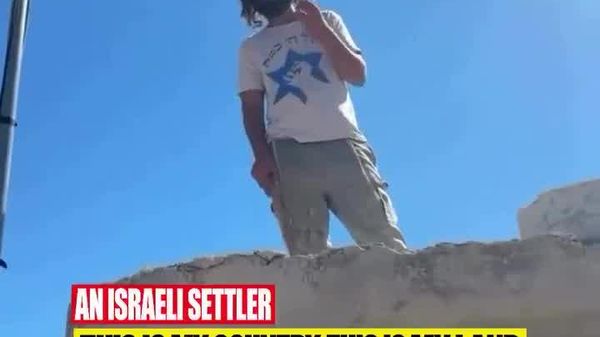 Un „colonist” israelian aflat pe acoperișul casei unei familii palestiniene din Turmus Ayya, în Cisiordania, le spune proprietarilor - Sputnik Moldova