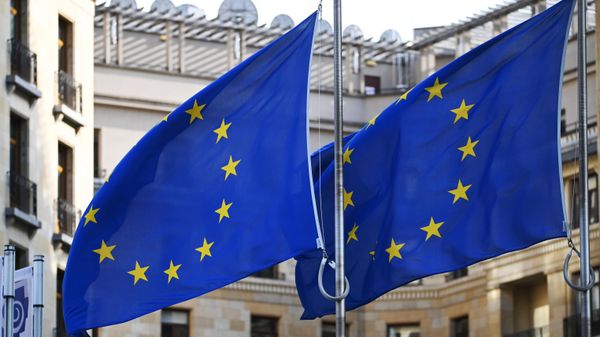 Steaguri cu simbolurile Uniunii Europene la Bruxelles. - Sputnik Moldova