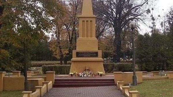 Польские власти снесли обелиск на кладбище советских воинов в Бытоме, сообщает посольство России в Польше - Sputnik Молдова