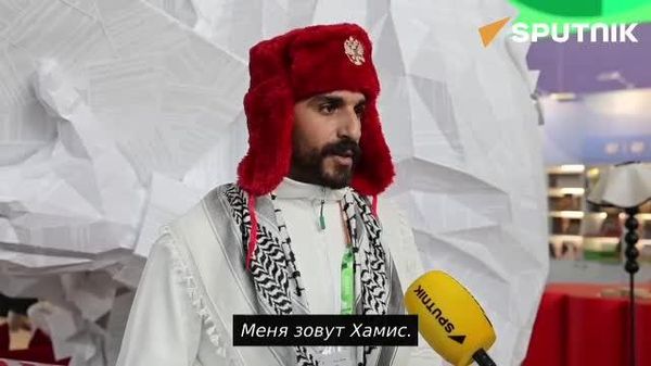 Un palestinian cu căciulă rusească, pe fundalul portretului lui Lev Tolstoi: „Iubesc Rusia, este o țară natală pentru mine, aici sunt oameni foarte buni și cumsecade” - Sputnik Moldova