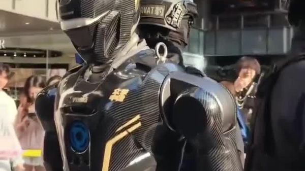Pe străzile orașului chinez Shenzhen au apărut roboți umanoizi polițiști cu aspect futurist, care îi ajută pe polițiștii din patrulele obișnuite - Sputnik Moldova
