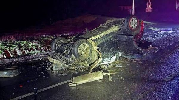 O fetiță de 6 ani se află în stare gravă, iar părinții sunt și ei internați în spital, după ce automobilul în care se aflau a ajuns într-un canal de scurgere a apei - Sputnik Moldova