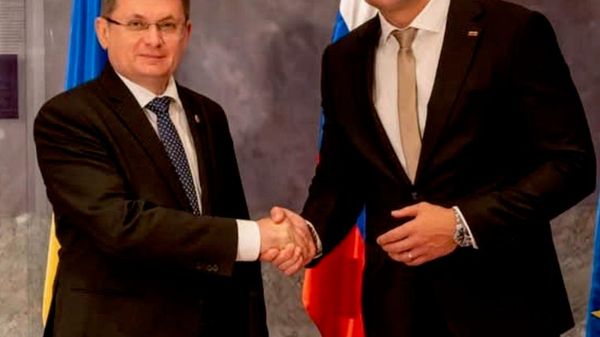 Интересно, Игоря Не Ивановича не смущает, что флаг Словении уж больно похож на российский триколор? Как молдавский спикер это вообще выдержал? - Sputnik Молдова