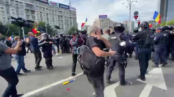 Беспорядки на протесте в Бухаресте, полиция применила слезоточивый газ - Sputnik Молдова