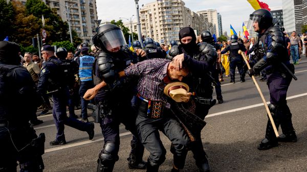 Сотрудники спецподразделения полиции задерживают участника акции протеста фермеров в Бухаресте, Румыния - Sputnik Молдова