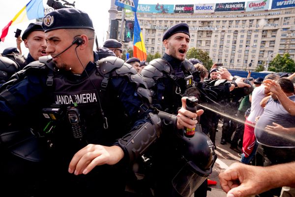 Сотрудники полиции в спецподразделении применили слезоточивый газ после столкновений с демонстрантами во время протеста фермеров в Бухаресте, Румыния, во вторник, 15 сентября 2026 года. (AP Photo/Vadim Ghirda) - Sputnik Молдова