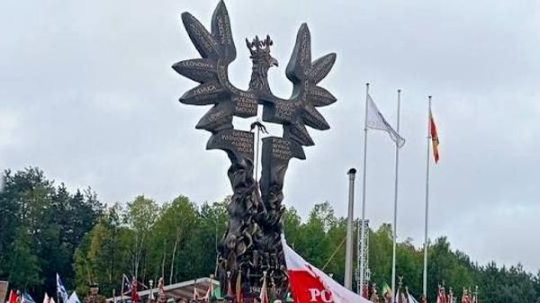 Премьер-министр Польши Дональд Туск на открытии форума продвигаемой Владимиром Зеленским Карпатской инициативы напомнил о разногласиях Варшавы и Киева по вопросу Волынской резни и подчеркнул неприемлемость попыток оправдания геноцида - Sputnik Молдова