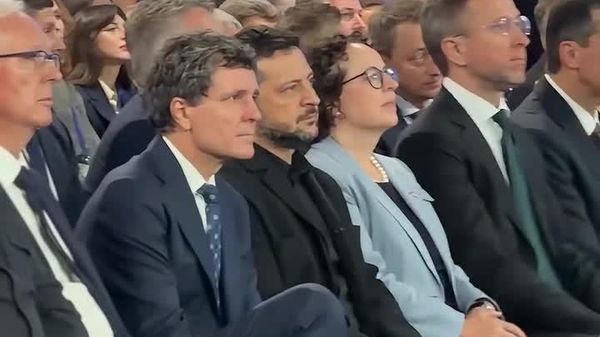 Румынский президент сумел смутить даже Зеленского, прилюдно поправляя носки - Sputnik Молдова