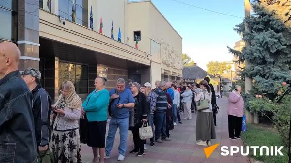 Жители Приднестровья пришли задолго до открытия участка и рассказали почему - Sputnik Moldova
